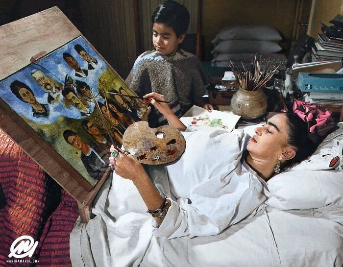 Frida schildert in bed